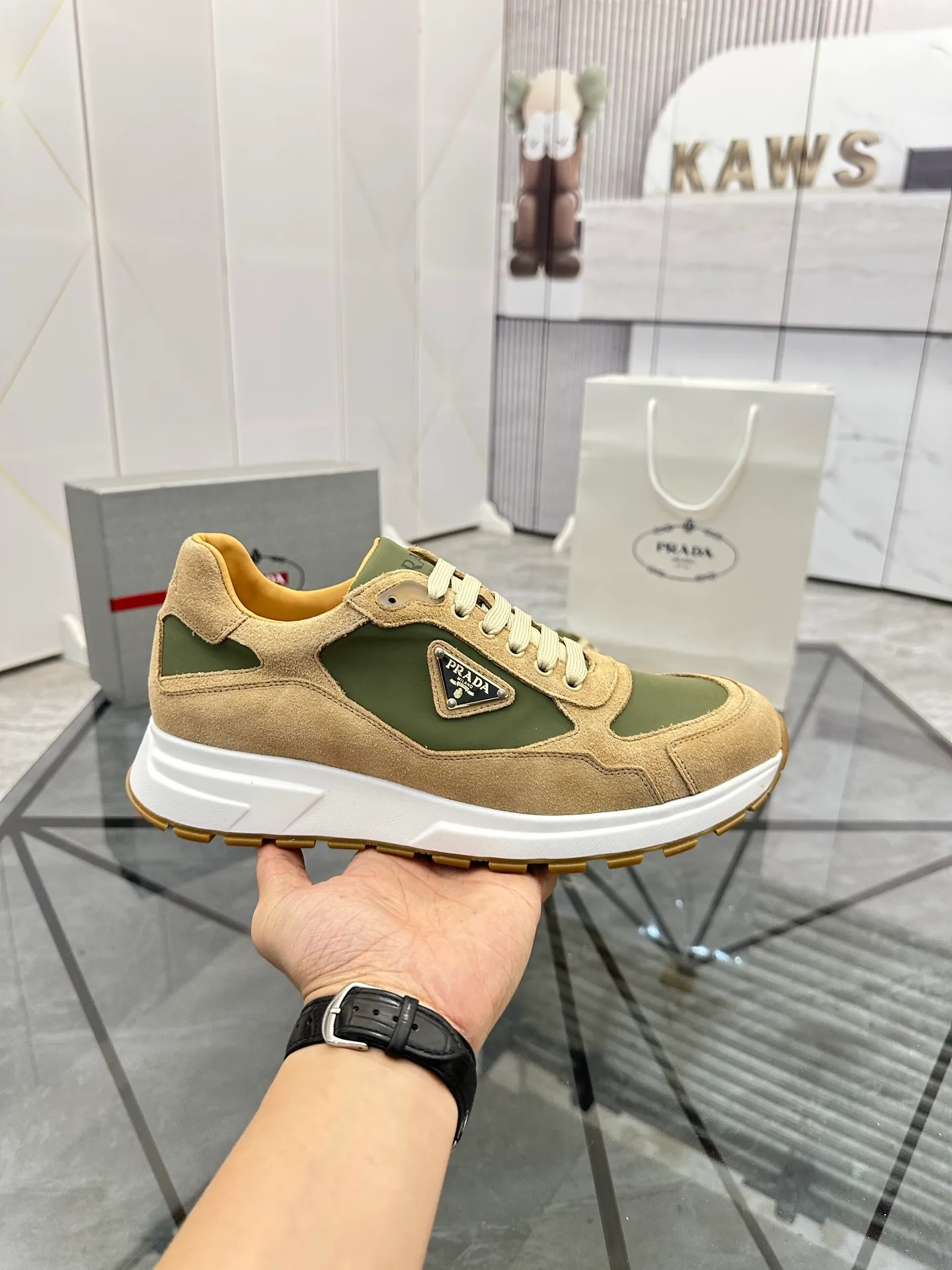 Men's shoes for sale 💰: 💰P580¥ High-end top quality Product trademark: Prada *"Prada*" low-top casual shoes Regular size: 38-45 (can be customized to 46) Product materials: imported upper layer of high mercerized nubuck leather spliced ​​with breathable mesh, water-dyed cowhide lining, cowhide feet, original ultra-light foam outsole. No.: 001